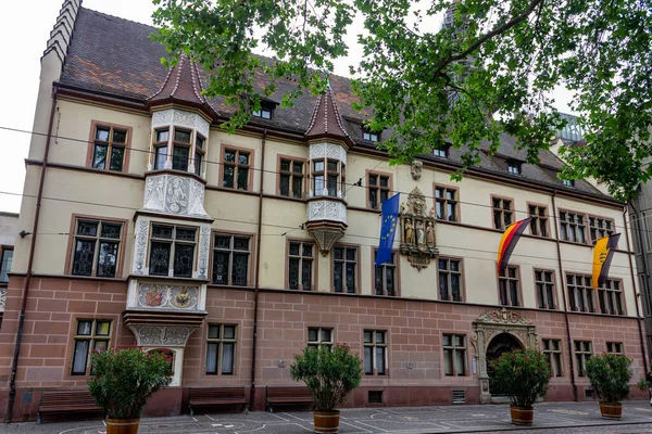 Piękny Widok Fasadę Typowych Zabytkowych Budynków Centrum Freiburga Niemcy Europa — Zdjęcie stockowe