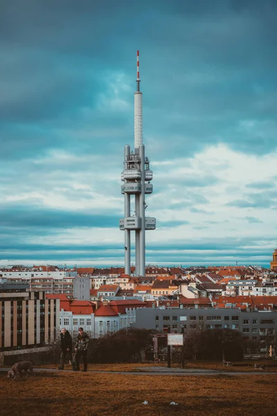 Vue Verticale Tour Télévision Zizkov Entourée Bâtiments Aux Toits Rouges — Photo