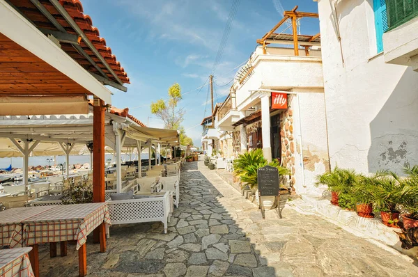 Aegina 'da güzel restoranları olan harika bir köy.
