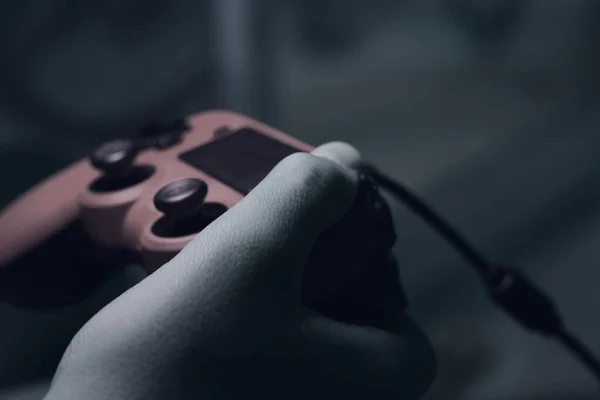 ビデオゲームコンソールのコントローラを押す子供の手の閉鎖 — ストック写真