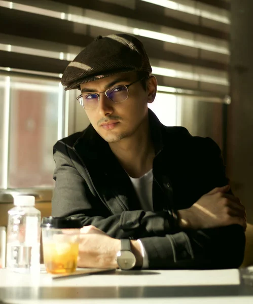 Şapka Gözlük Takan Kafede Oturan Kameraya Bakan Bir Erkeğin Yakın — Stok fotoğraf