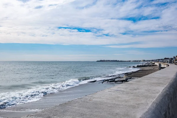 Красивый Вид Море Волнами Каменной Стены Облачным Небом — стоковое фото