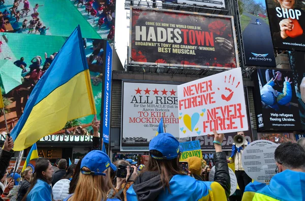 Participantes Seguram Sinais Ucranianos Para Mostrar Apoio Ucrânia Times Square — Fotografia de Stock