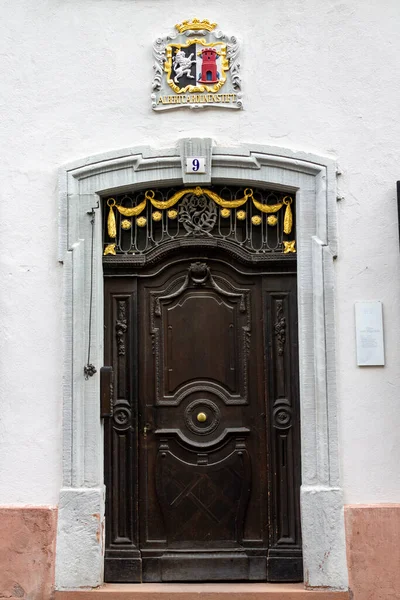 Szczegóły Drzwi Wejściowych Elewacji Typowego Zabytkowego Budynku Centrum Freiburga Niemcy — Zdjęcie stockowe