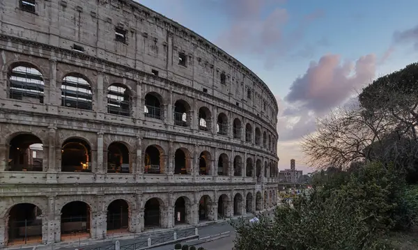 Het Iconische Colosseum Rome Tegen Een Schilderachtige Zonsondergang Lucht Achtergrond — Stockfoto