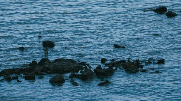 Rocce Scure Nell Acqua Mare Sera — Foto Stock