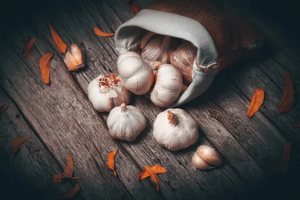 Tiro Close Garlics Com Folhas Uma Mesa Madeira — Fotografia de Stock