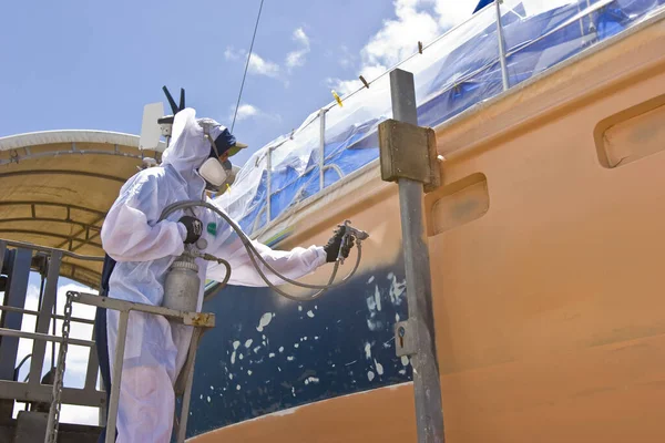 Pintor Spray Com Proteção Corpo Inteiro Máscara Pintando Casco Veleiro — Fotografia de Stock