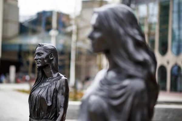 Eine Statue Der Echten Birmingham Family Vor Der Bibliothek Von — Stockfoto