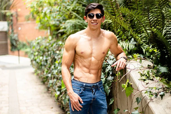 Young Shirtless Athletic Man Standing Park — Stock Photo, Image