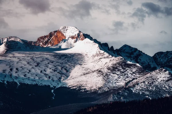 Дивовижний Вид Чудових Вкритих Снігом Скелястих Гір Проти Хмарного Неба — стокове фото