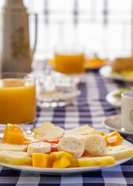 Egy Közeli Kép Egy Asztalról Reggelivel Gyümölcsökkel Italokkal — Stock Fotó