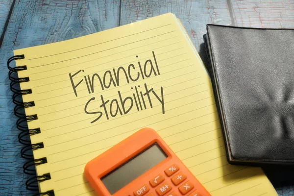 Nahaufnahme Einer Gelben Notizbuchseite Mit Dem Schriftzug Finanzstabilität — Stockfoto