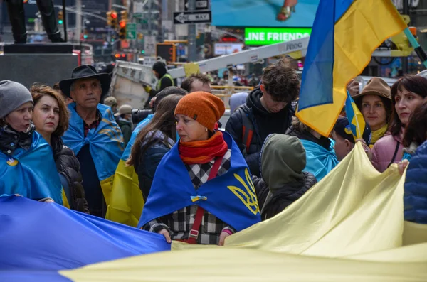 Účastníci Mají Ukrajinskou Vlajku Aby Prokázali Podporu Ukrajině Times Square — Stock fotografie