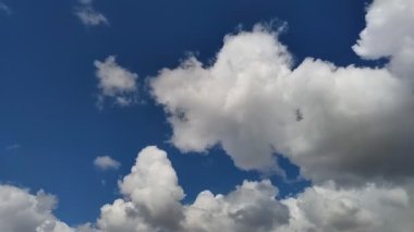 Mavi gökyüzünde hareket eden tüylü bulutların hızlandırılmış videosu