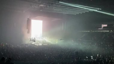 Zalgiris Arena, Kaunas, Litvanya 'daki konserde eğlenen insanlar.