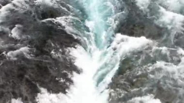 Bruarfoss Şelalesi İzlanda 'da, yukarıdan bir İHA ile alındı.