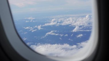 Bir uçağın penceresinden güzel bir gökyüzü manzarası.