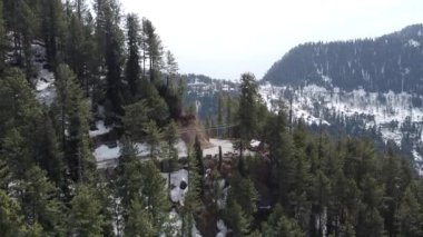 # Güzel bir drone manzarası # # Dağlarda yüksek çayırlarda # # kısmen karla kaplı #.