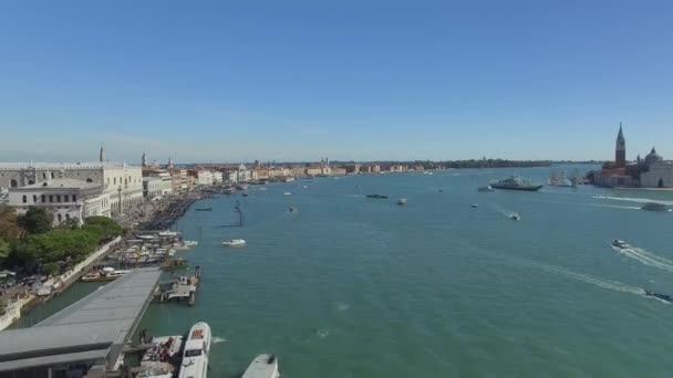 在意大利威尼斯的一个阳光灿烂的日子里 用帆船俯瞰大运河的航景 — 图库视频影像