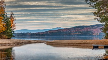 Güzel bir göl manzarası ve arka plandaki dağlar New England 'da bulutlu bir günde, ABD