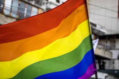 Bir LGBTQ 'ya yakın çekim artı açık havada prid el sallaması için gökkuşağı bayrağı