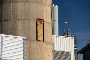 Güneşli bir günde arka planda mavi gökyüzü olan bir tekstil fabrikası bacasının alçak açılı çekimi.