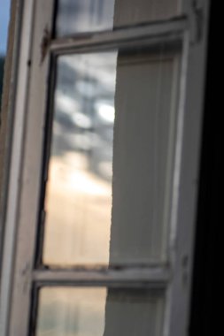 Gün batımında eski bir cam pencerenin dikey görüntüsü