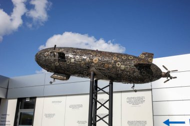 Bulutlu bir gökyüzünün arka planında metalik bir Zeppelin Hangarının yakın çekimi.