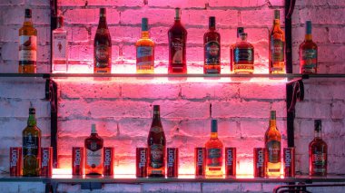 Bardaki Havana Club Küba rom şişelerinin ön görüntüsü.