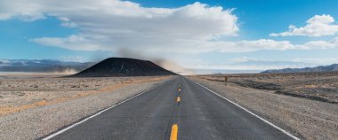 Nevada 'daki Silver Peak Albemarle Lityum Madeni' nde kum fırtınasına dönüşen bir otoyol görüntüsü.