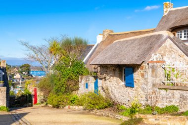 Brittany, Morbihan körfezindeki Ile aux Moines adası, liman manzaralı köydeki eski evler.