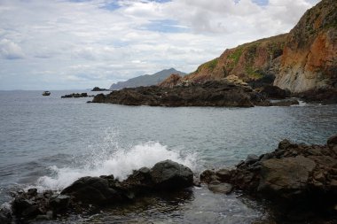 Yazın sahilden çekilen bulutlu mavi gökyüzü