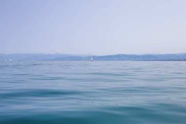 Bulutlu gökyüzünün altında Constance Gölü 'nün güzel bir görüntüsü.