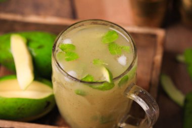 Yaz serinletici Hindistan 'ın kuzey ve batı bölgelerinde popüler, olgunlaşmamış yeşil mangolardan yapılmış yaz serinleticisi