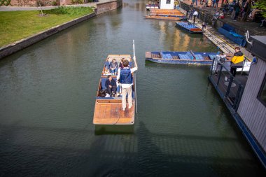 Cambridge 'de Cam nehrinde süzülürken
