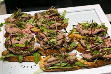 Lokantada beyaz bir tabakta lezzetli geleneksel yemeklerin yakın çekimi.