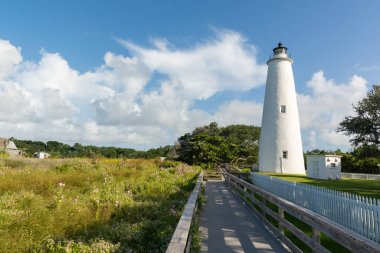 Kuzey Carolina 'da güneşli bir günde Ocracoke fenerine giden boş bir yol.