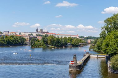 Vltava nehri ve Strelecky adasının turistik su bisikletleri ve Prag Kalesi manzarası çok güzel.