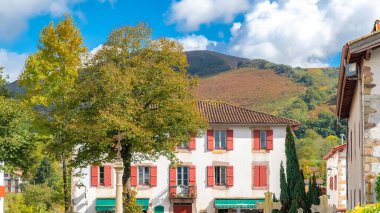 Bask bölgesindeki Ainhoa köyündeki tipik evler.