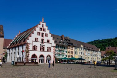 Munsterplatz Plaza 'nın tarihi binaları Freiburg, Almanya, Avrupa şehir merkezinde.
