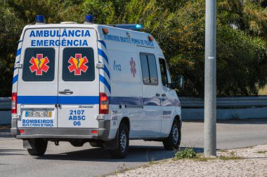 Yoldan geçen bir ambulans ve acil servis.