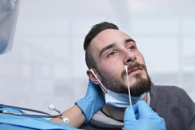 Bir tıp çalışanı şüpheli bir koronavirüs üzerinde PCR testi yapıyor.