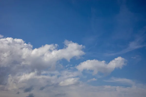 Bulutlu Mavi Gökyüzünün Manzarası — Stok fotoğraf