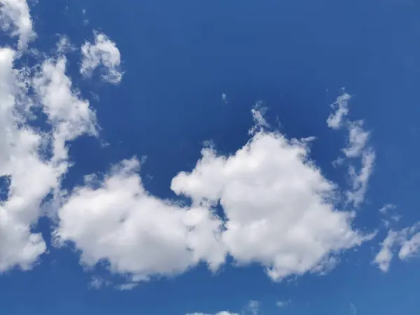 Een Uitzicht Van Witte Gezwollen Bewolking Blauwe Lucht — Stockfoto