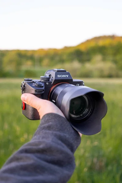 Een Verticaal Shot Van Een Hand Die Een Sony Camera — Stockfoto