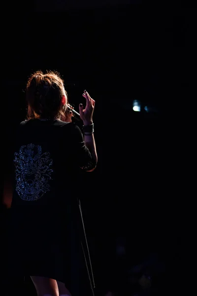 Vertical Shot Woman Singing Stage Black Background — Stock Photo, Image