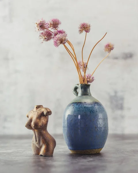 Close Vertical Vaso Azul Com Flores Rosadas Com Figura Corpo — Fotografia de Stock