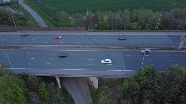 Вид Пташиного Польоту Автомобілів Їздять Мосту Оточенні Зелених Полів Дерев — стокове фото