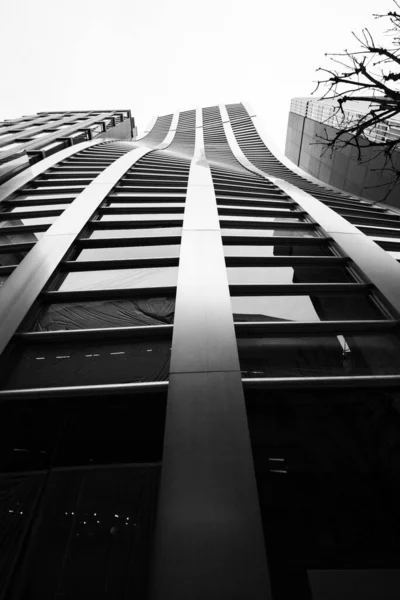 日本东京一幢高楼的垂直低角摄影 — 图库照片